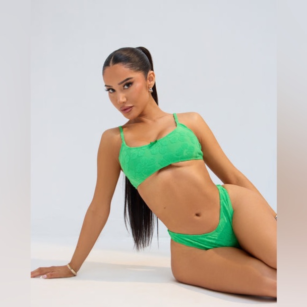 NWOT Fashion Nova Summer Sun Flower Terry 2 Piece Bikini - Kelly Green
Size: M